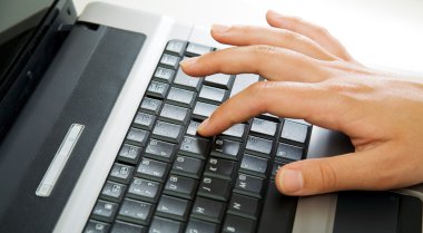 dizüstü bilgisayarda çalışan