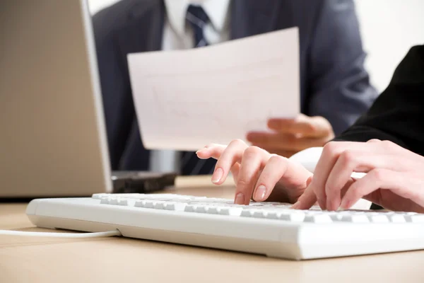 Manos escribiendo en los teclados — Foto de Stock