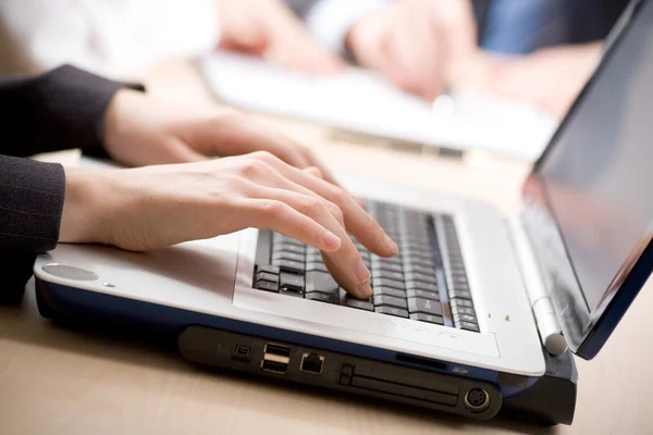 Arbeiten am Laptop — Stockfoto