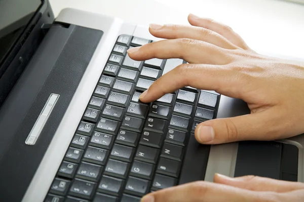 dizüstü bilgisayarda çalışan