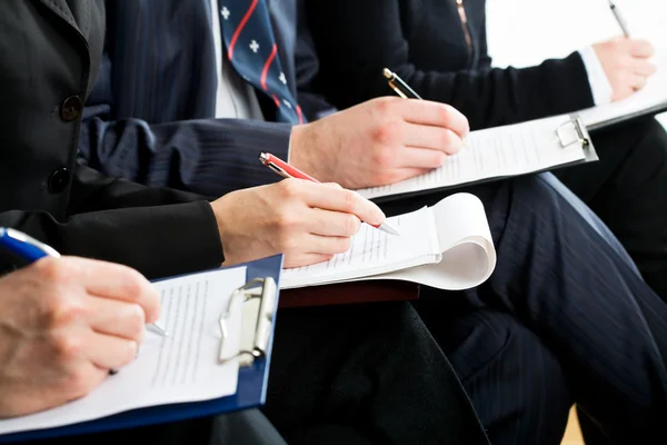 Geschäftsleute machen sich Notizen — Stockfoto