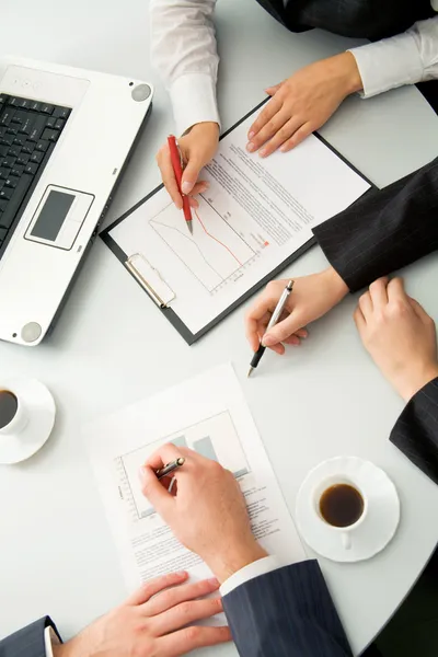 Personas discutiendo plan financiero — Foto de Stock