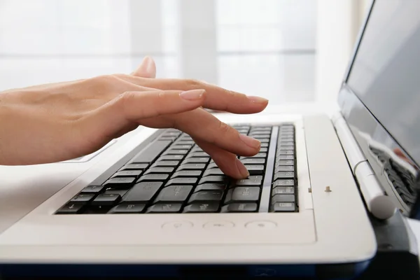 Hand en laptop — Stockfoto