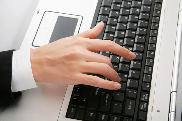 Hand und Laptop — Stockfoto