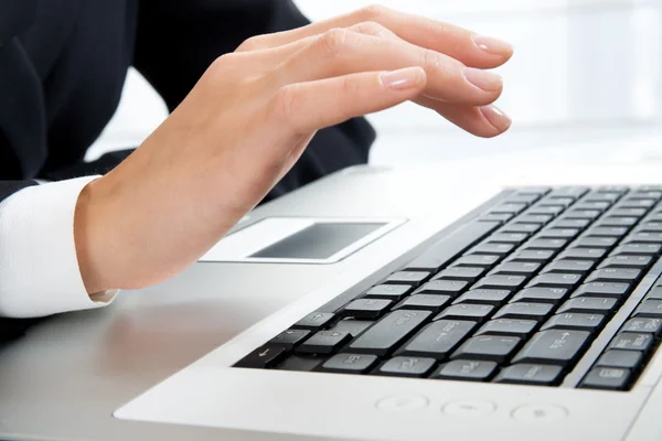 Hand and laptop — Stock Photo, Image