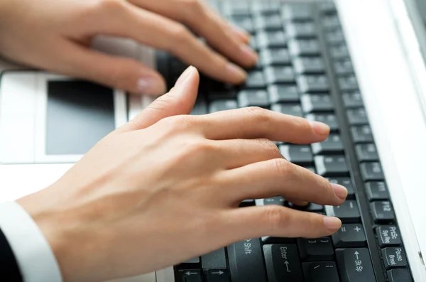 Hands and laptop — Stock Photo, Image