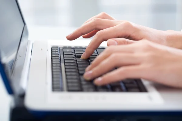 Hands and laptop — Stock Photo, Image