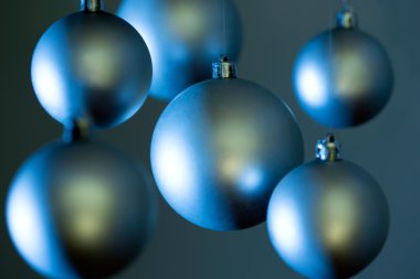 Gümüş Noel topları