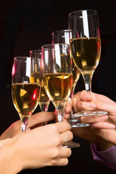 Mensen handen met champagne — Stockfoto