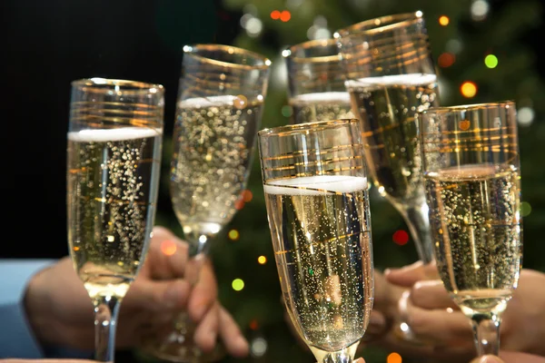 Les gens mains avec du champagne — Photo