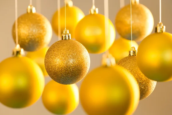 Gouden kerstballen — Stockfoto