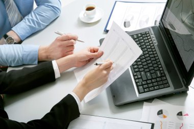 bir finansal plan açıklayan işadamı