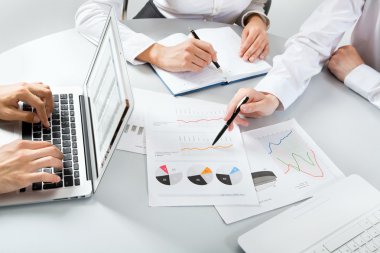 bir finansal plan tartışırken iş adamları