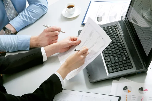 Empresário explicando um plano financeiro — Fotografia de Stock