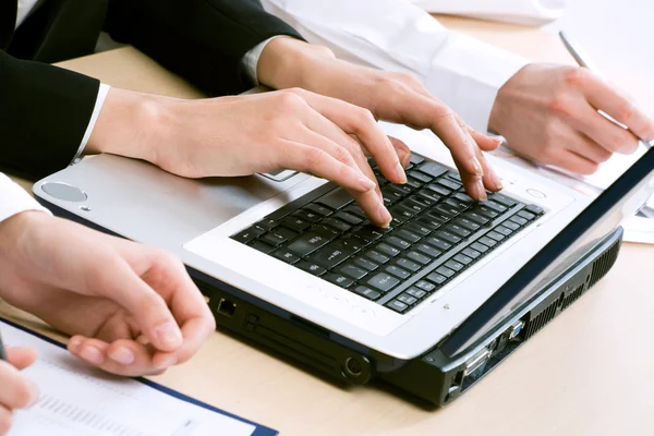 Weibliche Hände tippen am Computer — Stockfoto