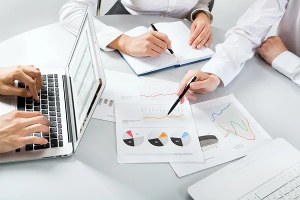 bir finansal plan tartışırken iş adamları