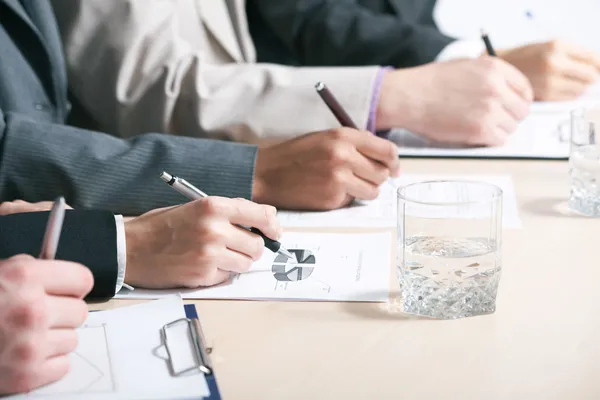 Hände machen schriftliche Rezension — Stockfoto