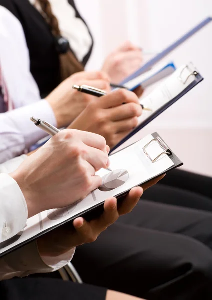 Hände machen Notizen — Stockfoto