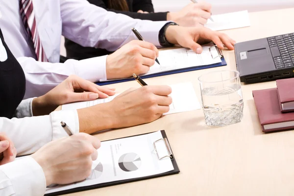 Gente de negocios durante el trabajo en equipo — Foto de Stock