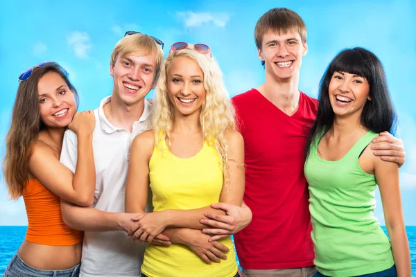 Jonge mensen op het strand — Stockfoto