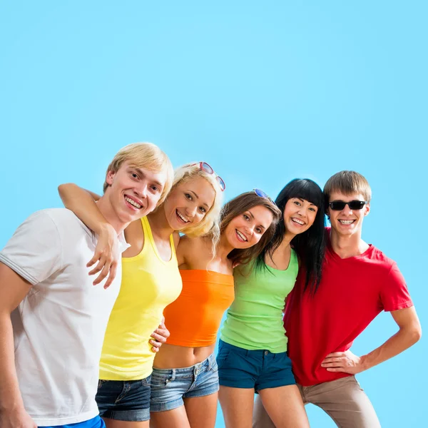 Adolescentes no fundo azul — Fotografia de Stock