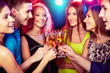 Genç arkadaşlar birbirleri ile gözlük dokunmadan