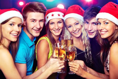 Genç arkadaşlar birbirleri ile gözlük dokunmadan