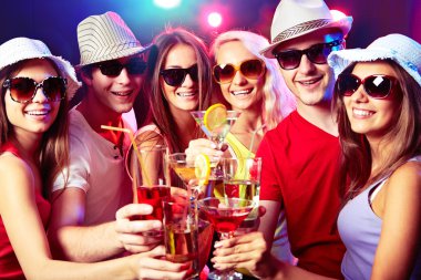 Genç arkadaşlar birbirleri ile gözlük dokunmadan