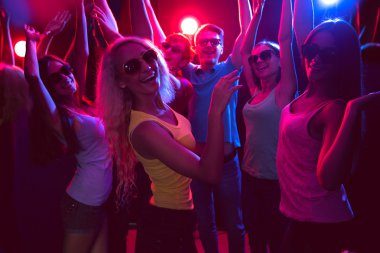 bir gece kulübünde dans gençler