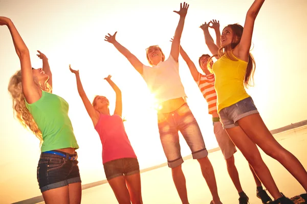 Jonge mensen op het strand — Stockfoto