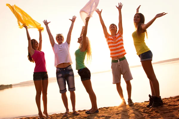 Young people at beach — Stock Photo, Image