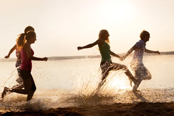 Tieners op strand — Stockfoto