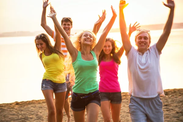 Jonge mensen op het strand — Stockfoto