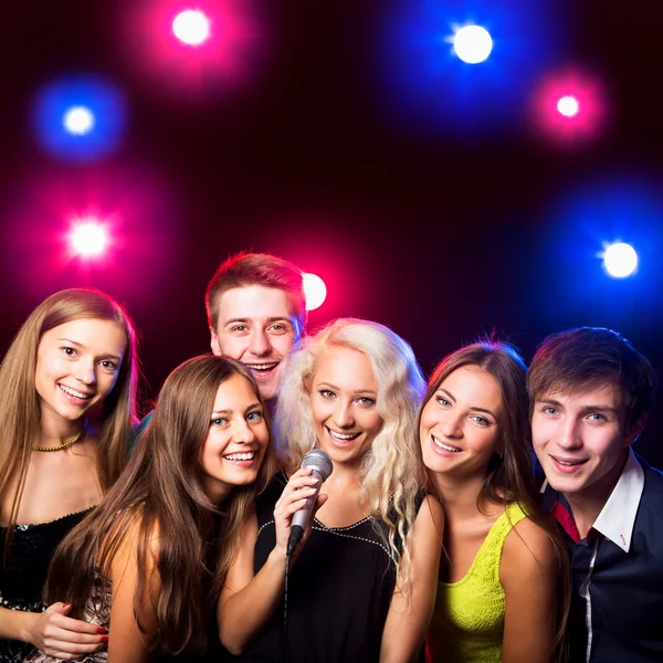 Jonge mensen zingen op feestje — Stockfoto