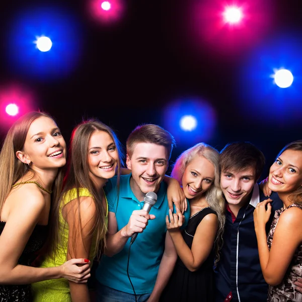 Junge Leute singen auf Party — Stockfoto