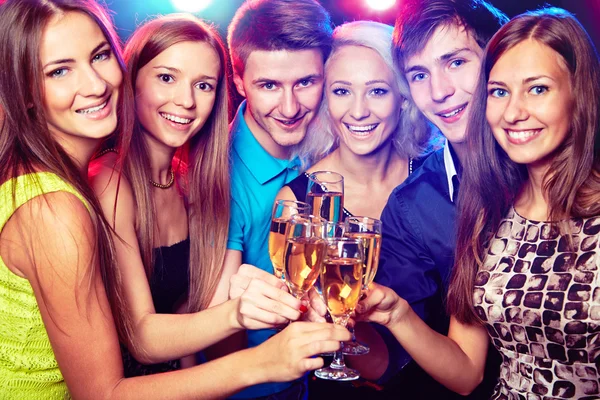 Freunde klirren an der Brille — Stockfoto