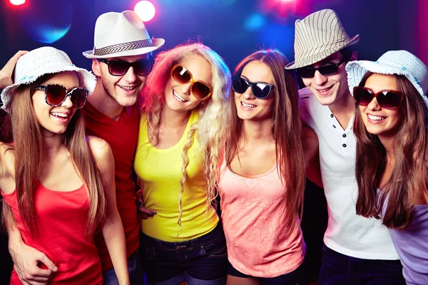 Jonge mensen op feestje — Stockfoto