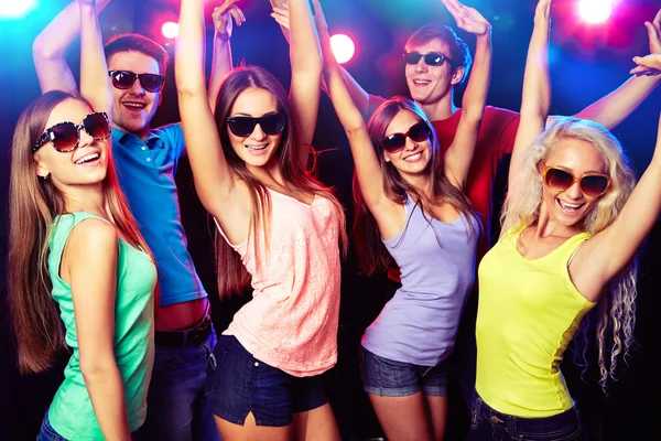 Jonge mensen op feestje — Stockfoto