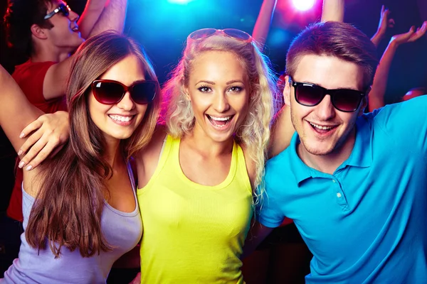 Jonge mensen op feestje. — Stockfoto