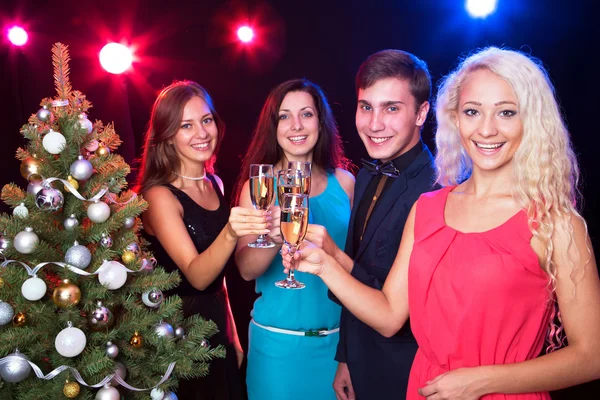 Des gens heureux autour du sapin de Noël — Photo