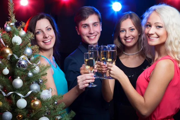 Glückliche Menschen rund um den Weihnachtsbaum — Stockfoto