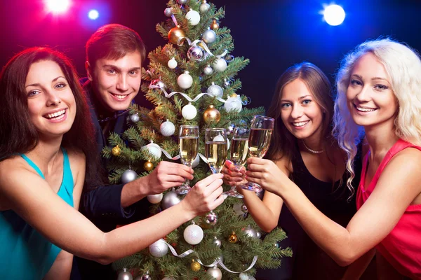 Des gens heureux autour du sapin de Noël — Photo