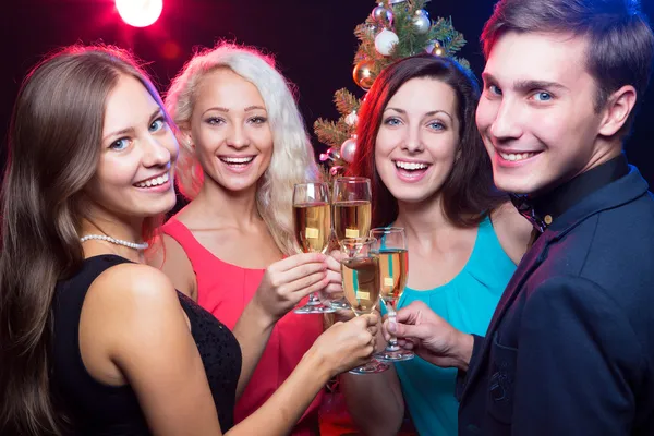 Gente feliz alrededor del árbol de Navidad — Foto de Stock