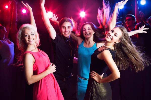 Jóvenes en la fiesta . — Foto de Stock