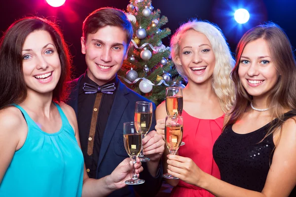 Gelukkige mensen rond de kerstboom — Stockfoto