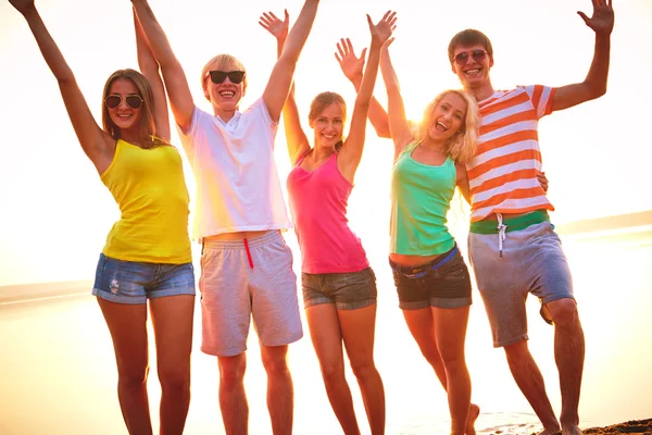 Jonge mensen op het strand — Stockfoto