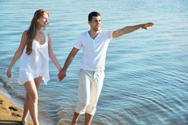 Kumsalda yürüyen çift