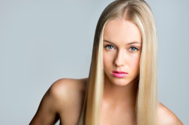 Uzun saçlı güzel bir kız.