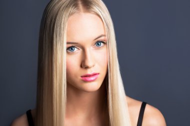 Uzun saçlı güzel bir kız.