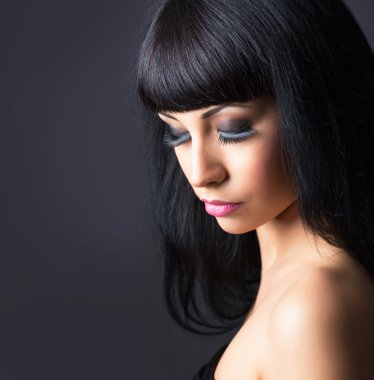 Güzel esmer kadın.